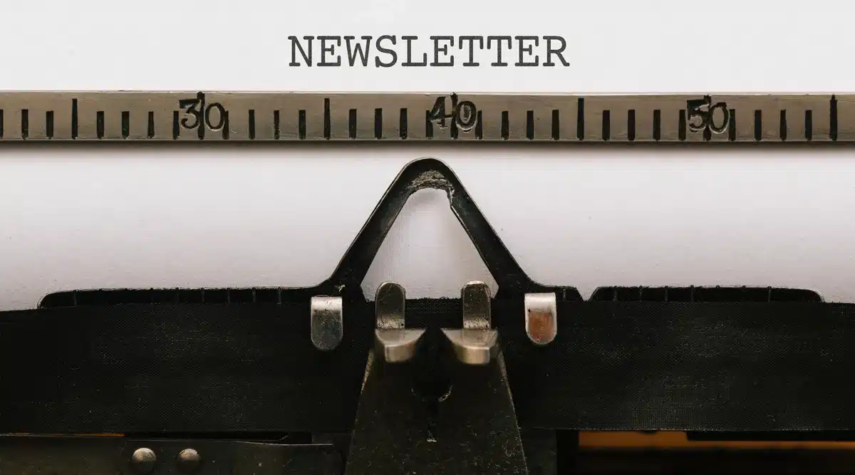 paper-with-newsletter-text-in-old-typewriter-2023-11-27-04-56-52-utc machine à écrire